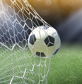 En fodbold på græsset på stadion.