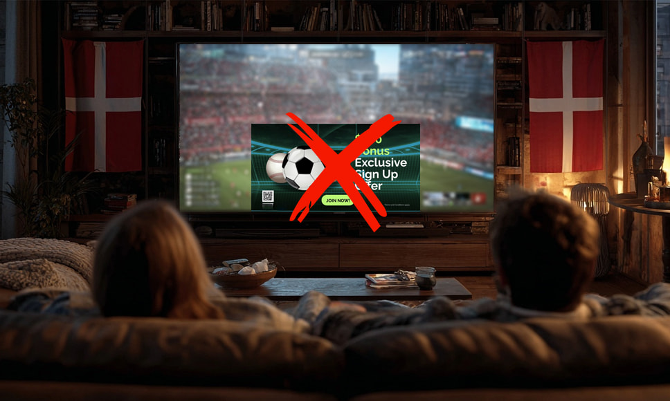 Danskere, der ser en fodboldkamp på tv uden spilreklamer, som symboliserer regeringens nye regler for bettingreklamer.