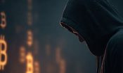 Hættet person i skygge med glødende Bitcoin-symboler i baggrunden.