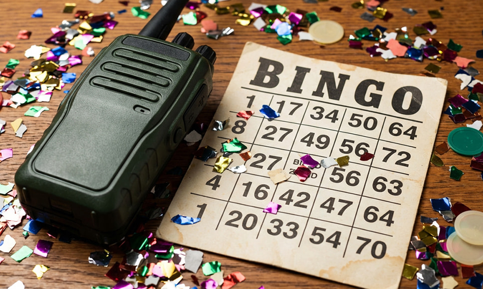 Walkie-talkie og radio bruges til bankospil i hjemmet 