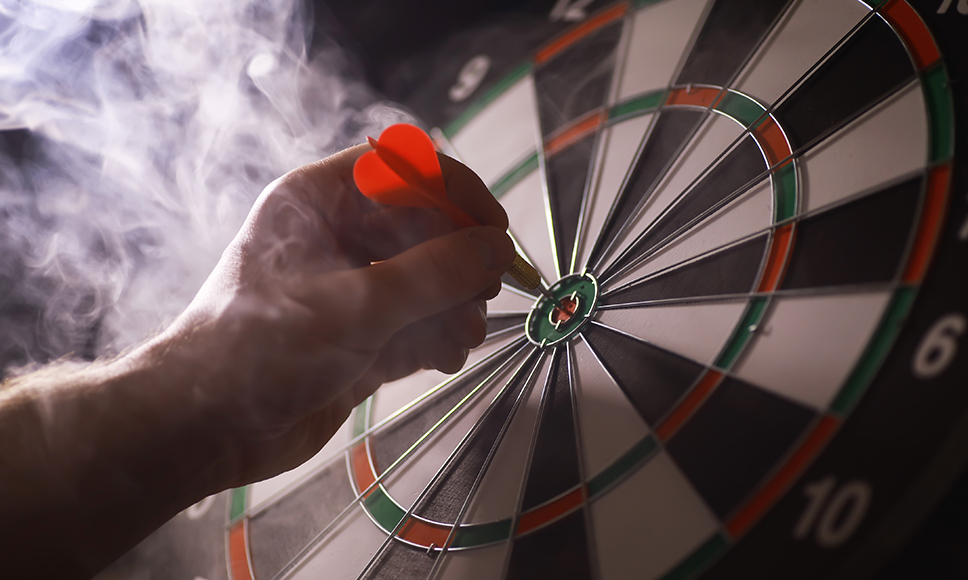 VM i dart spilles på Ally Pally med spillere og publikum i intens stemning