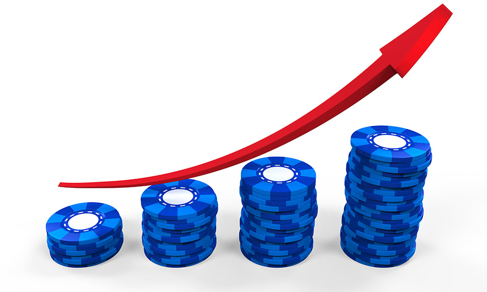 Person spiller online casino på mobiltelefon i november 2025