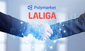 To personer giver håndtryk under teksten Polymarket og LALIGA med digital grafik i baggrunden.
