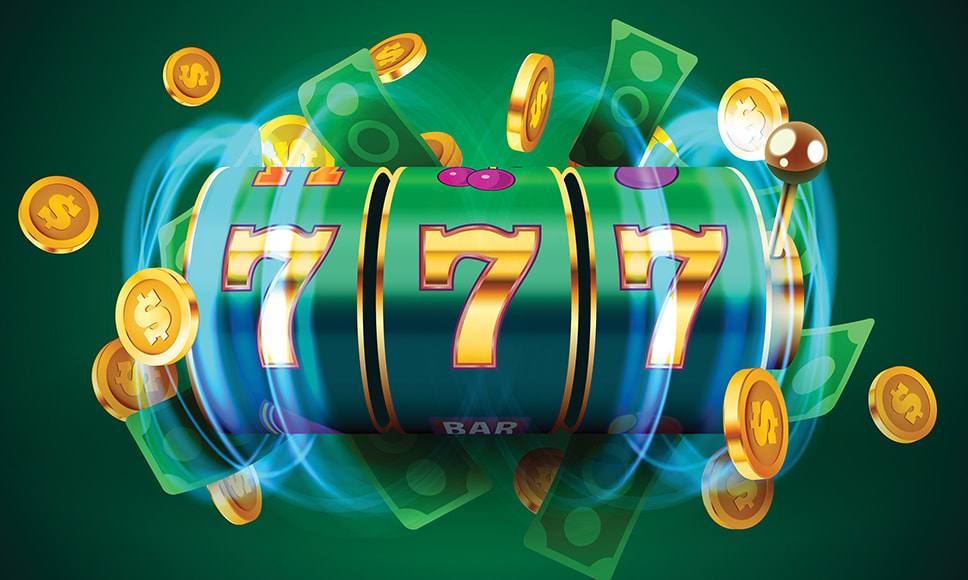 Spilleautomat med tre 7-taller, flyvende mønter og pengesedler.