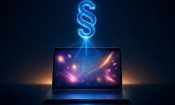 Laptop på et mørkt skrivebord med en sløret spilreklame på skærmen og et glødende §-tegn, der lyser ned over den